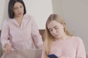 Mon ado m’insulte… Comment réagir et retrouver une relation apaisée ?