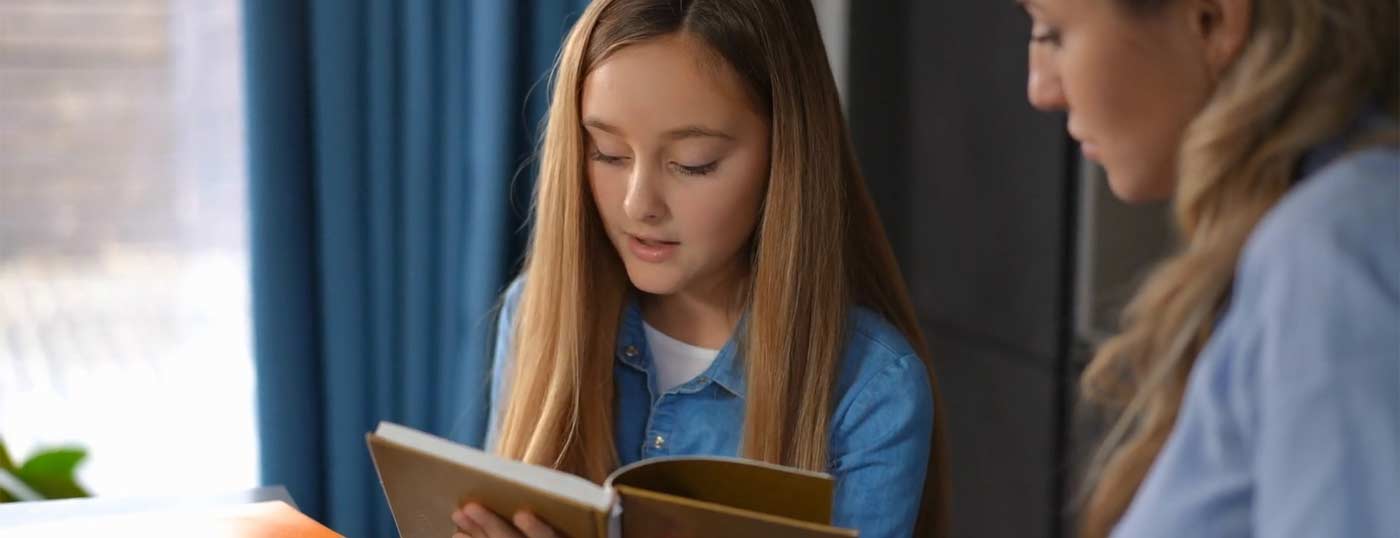 Enfant lisant un livre dans un environnement accueillant pour la lecture